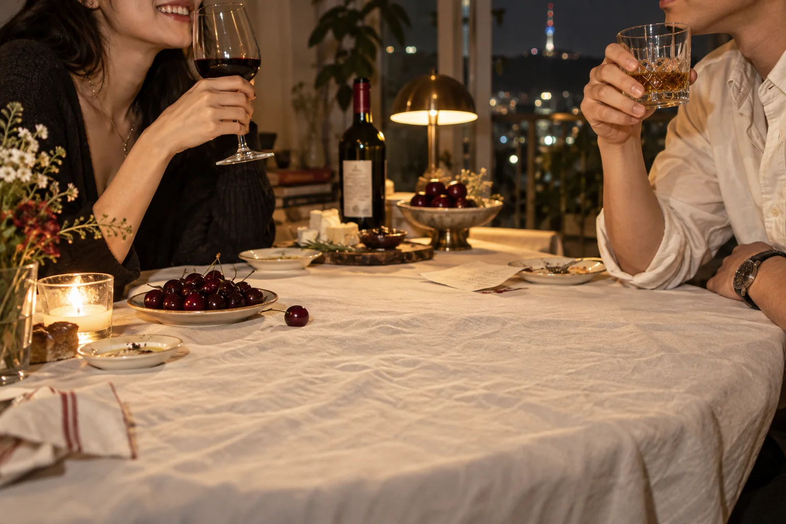 친구 두 사람이 저녁 식탁에서 와인과 위스키 잔을 들고 있는 장면을 표현한 이미지